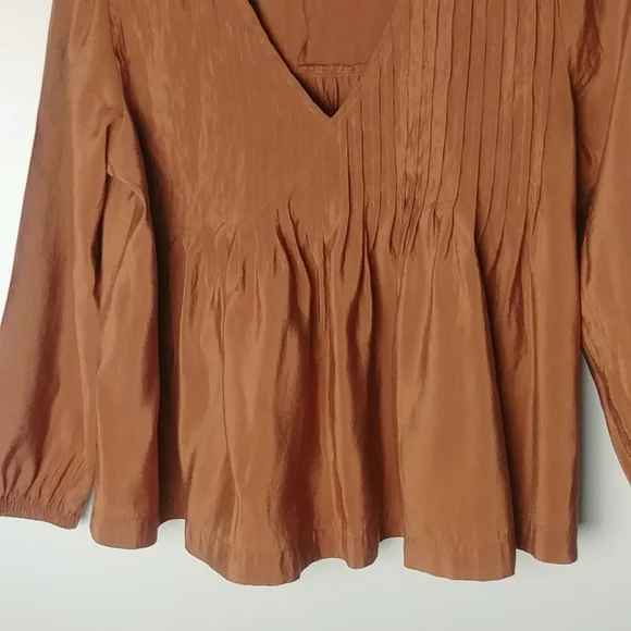 Express Pleated V-Neck Top - Picture 3 of 10